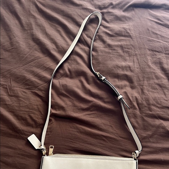 Authentic Coach White Crossbody Bag with Textured Leather and gold Accents - Picture 3 of 4